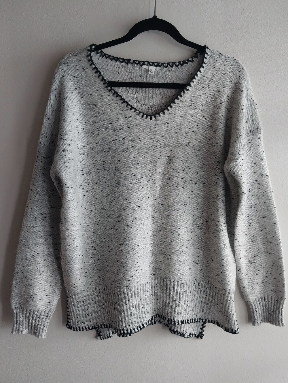 Cable & Gauge Gray & Black V-Neck Marled Knit Boxy Long Sleeve Tunic Sweater